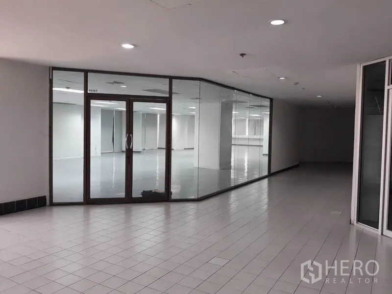 สำนักงาน ให้เช่าในHuai Khwang, Bangkok - ทางเข้าออฟฟิศกระจกบานใหญ่แบบมุม จากโถงทางเดินปูกระเบื้อง