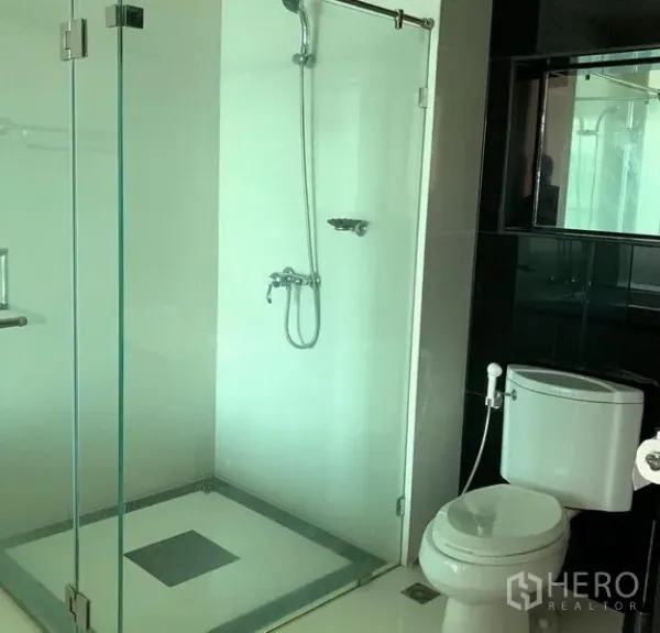 คอนโด ให้เช่าในPathum Wan, Bangkok - ห้องน้ำสไตล์โมเดิร์น มีตู้ชาวเวอร์กระจก โถสุขภัณฑ์ และกระเบื้องโทนขาวดำ