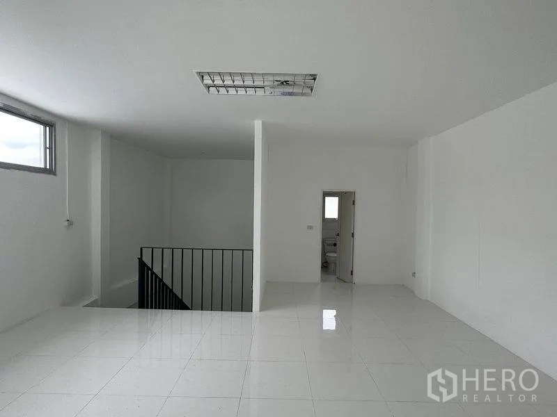 Factory for rent in Khlong Luang, Pathum Thani - Mezzanine landing with access to a private restroom in the office zone