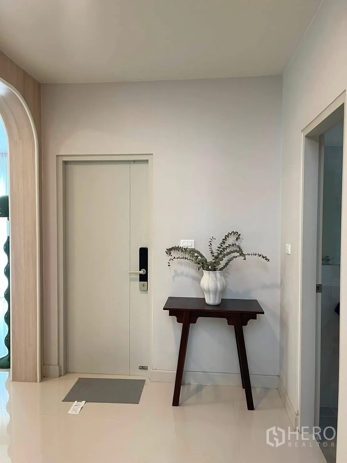 独栋房屋 for rent in Bang Phli, Samut Prakan - 入户玄关配数字门锁，小型玄关桌摆白色花瓶，地面光洁明亮。