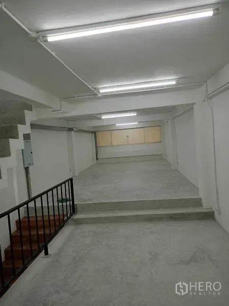 อาคารพาณิชย์ ให้เช่าในWatthana, Bangkok - ชั้นเปิดโล่งยาว พื้นคอนกรีตยกสเต็ป ผนังสีขาวและไฟยาวสว่าง