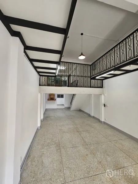 店屋 出租 - 一层店面空间，挑高天花与夹层，黑色钢梁。