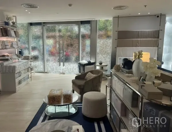 零售空间 出租在Watthana, Bangkok - 现代零售展厅，磨砂玻璃门面，休息区与陈列架