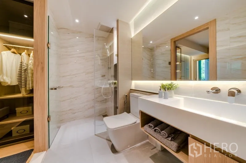 คอนโด ให้เช่าในWatthana, Bangkok - ห้องน้ำพร้อมฉากกั้นกระจก ติดกับวอล์กอินคลอเซ็ตและเคาน์เตอร์ซิงก์ไฟใต้