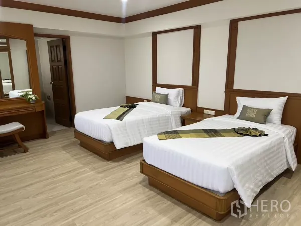 คอนโด ให้เช่าในKhlong Toei, Bangkok - ห้องนอนเตียงเดี่ยวคู่ มีโต๊ะเครื่องแป้งและงานไม้โทนอุ่น