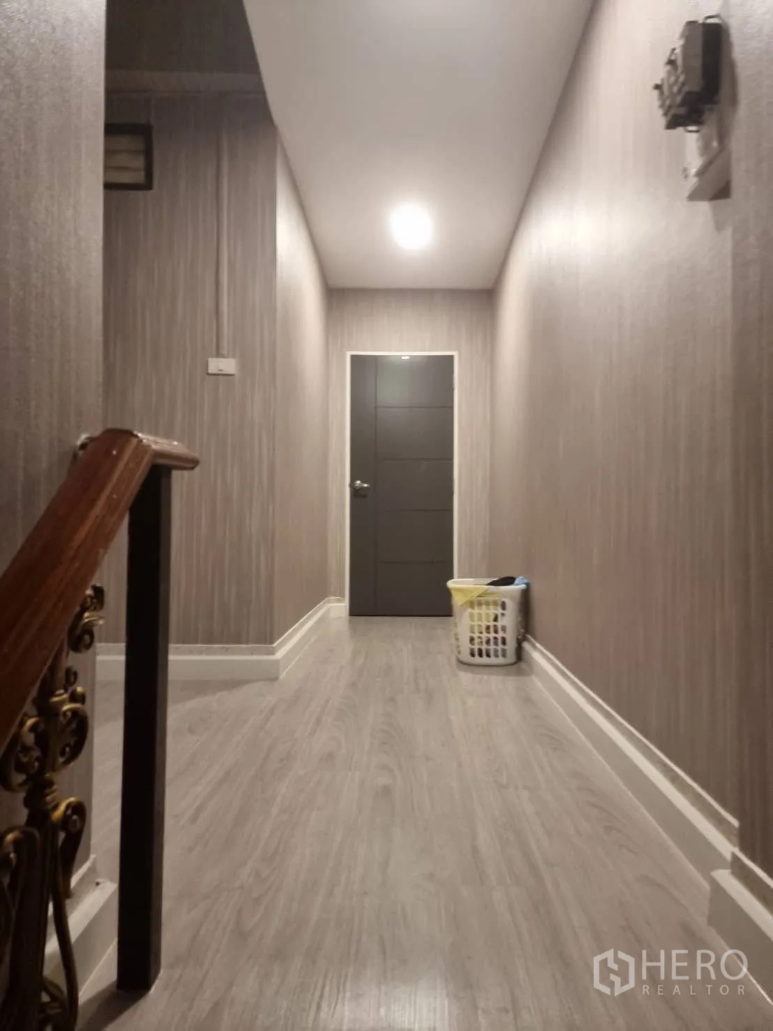 Townhouse for rent in Din Daeng, Bangkok - Hallway with recessed lighting and wood-look flooring.