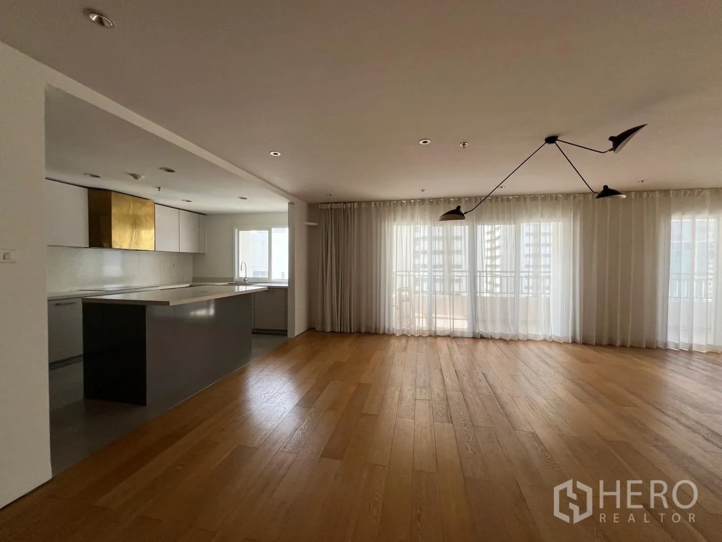 คอนโด ให้เช่าหรือขายในSathon, Bangkok - โถงนั่งเล่นเชื่อมครัวไอแลนด์ ม่านโปร่งและประตูระเบียง