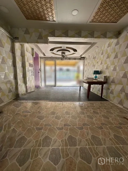 พื้นที่ขายปลีก ให้เช่าในWatthana, Bangkok - พื้นที่ร้านแบบเปิดโล่ง 30 ตร.ม. พร้อมพื้นยกสเต็ป วอลเปเปอร์ลายเรขาคณิต และแสงธรรมชาติ