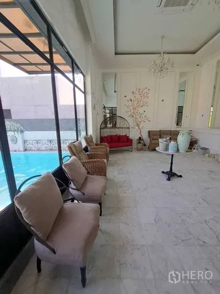 พื้นที่ขายปลีก ให้เช่าในWatthana, Bangkok - มุมนั่งเล่นริมหน้าต่างกระจกเต็มบานมองเห็นสระว่ายน้ำ