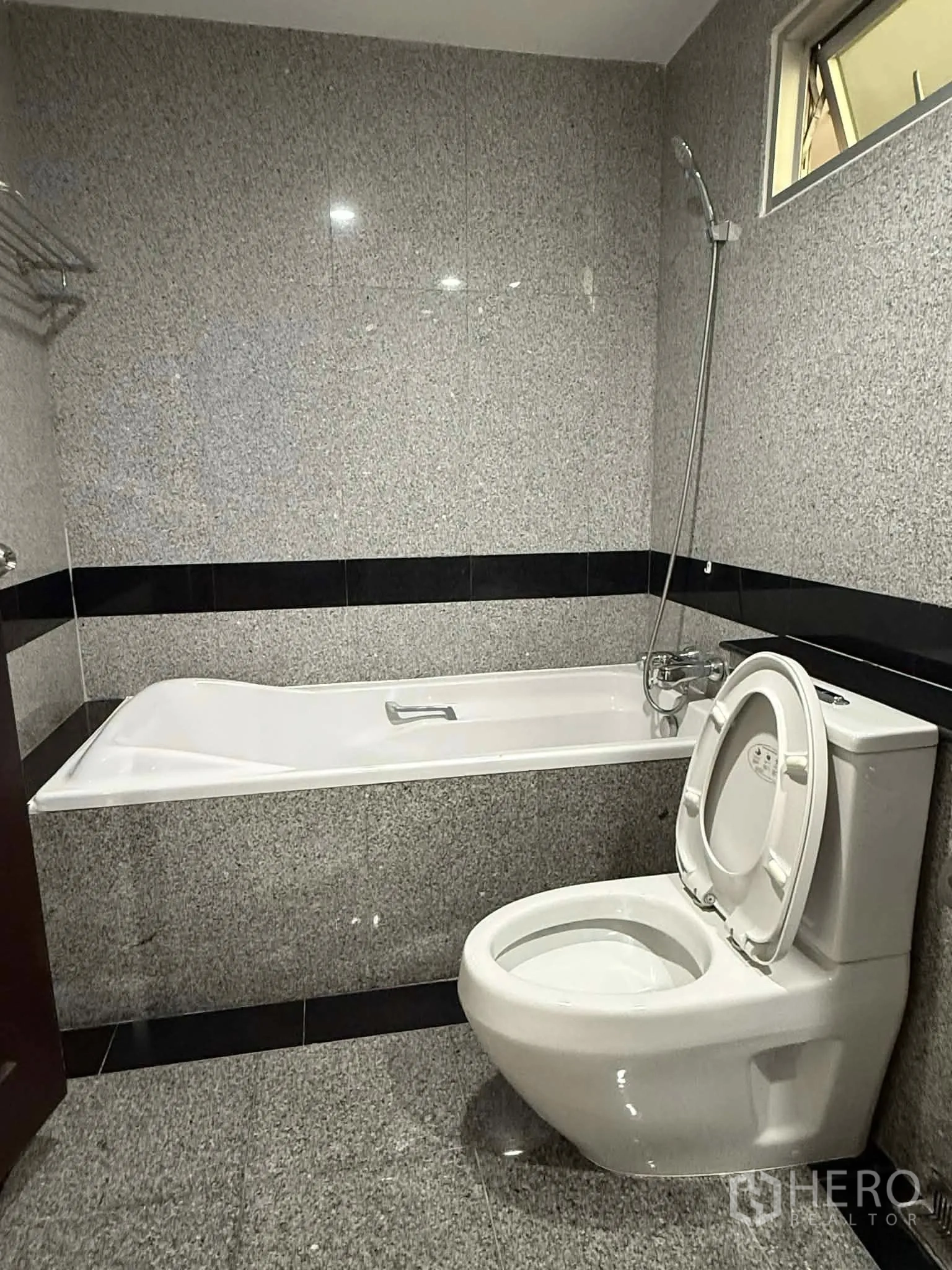 公寓 for rent in Pathum Wan, Bangkok - 浴室配浴缸、坐便器与花岗岩墙面。