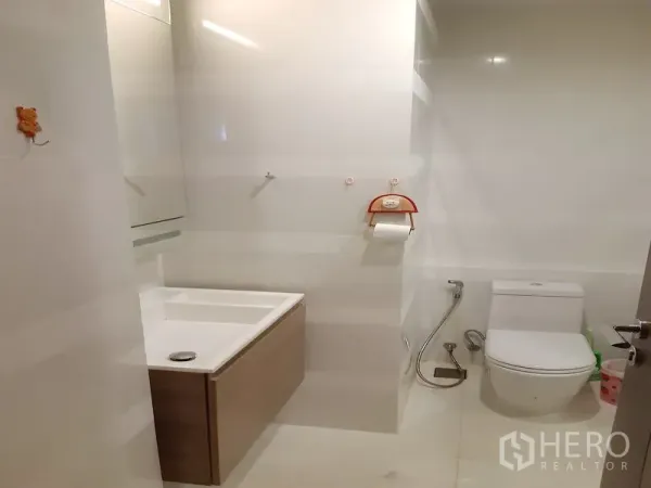 公寓 出售在Khlong Toei, Bangkok - 现代浴室，悬挂式洗手台、坐便器与手持喷枪，浅色调