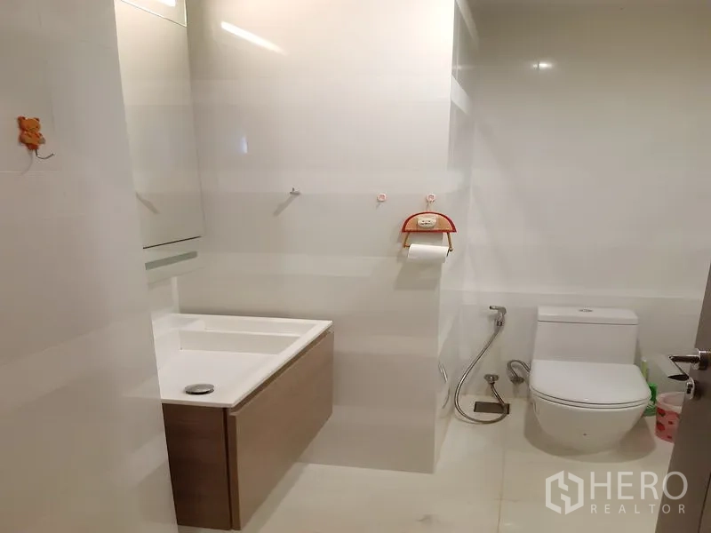 公寓 出售在Khlong Toei, Bangkok - 现代浴室，悬挂式洗手台、坐便器与手持喷枪，浅色调