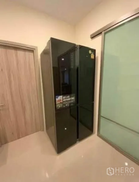 บ้าน ให้เช่า - ตู้เย็นสีดำแบบสองประตูขนาดใหญ่ในพานทรี