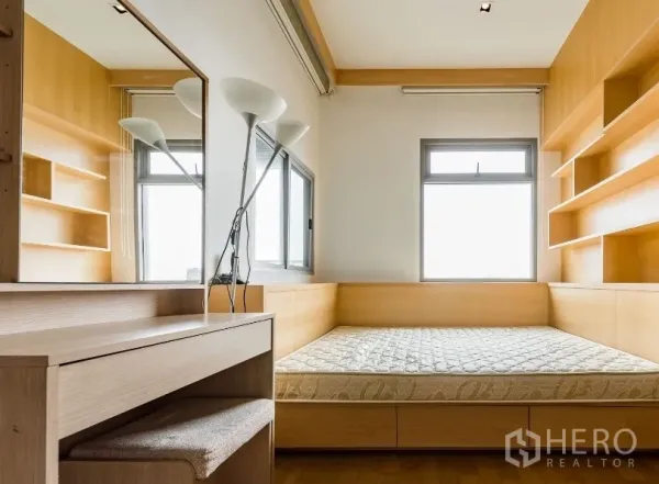 คอนโด ให้เช่าในWatthana, Bangkok - ห้องนอนรองอบอุ่น ชั้นวางของบิลท์อิน เตียงยกมุม โต๊ะเครื่องแป้ง และหน้าต่างบานใหญ่