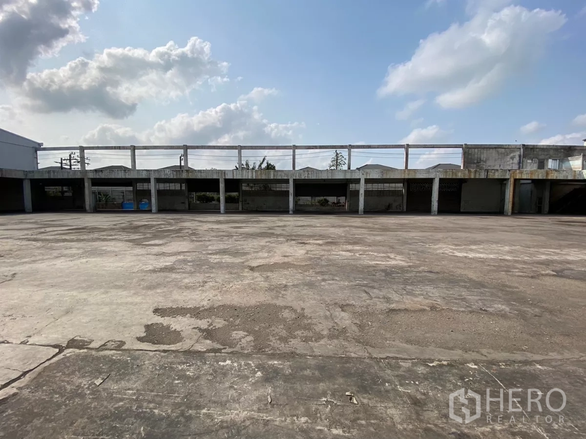 โรงงาน ขายในBang Phli, Samut Prakan - แถวช่องโหลดมีหลังคาคลุมและชานยกตลอดแนวลาน