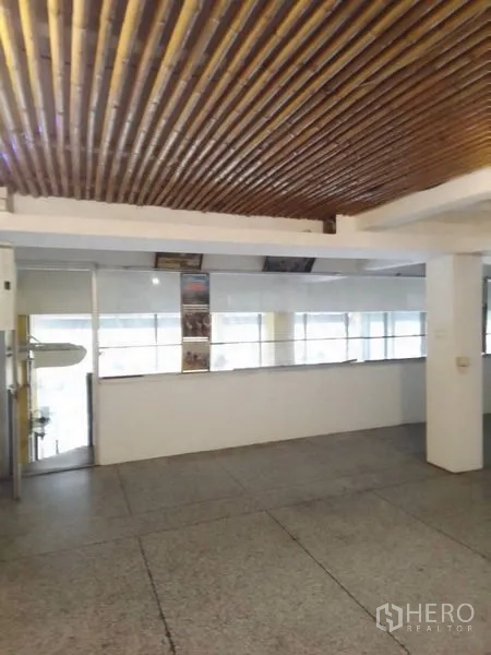 零售空间 出租在Ratchathewi, Bangkok - 夹层空间，竹制天花与窗户可俯视下层