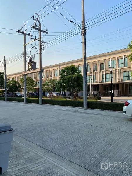 Townhouse for rent in Bang Kapi, Bangkok - Community street view of modern townhouse row, parking bays and utilities in Bang Kapi.