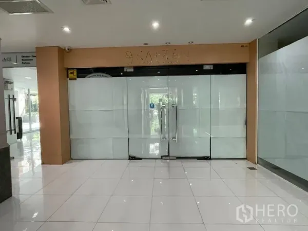 สำนักงาน ให้เช่าในRatchathewi, Bangkok - ประตูกระจกบานคู่ทางเข้าพื้นที่เชิงพาณิชย์ พื้นกระเบื้องสีขาวเงา