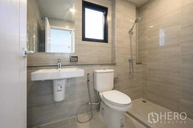 Detached House for rent in Khlong Sam Wa, Bangkok - Second bathroom with walk-in shower, toilet and vanity under a mirror
