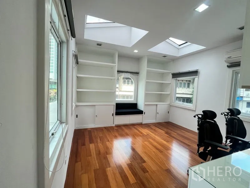 คอนโด ให้เช่าในKhlong Toei, Bangkok - ห้องทำงานสว่างด้วยสกายไลท์ ชั้นบิวท์อินสีขาว และพื้นไม้