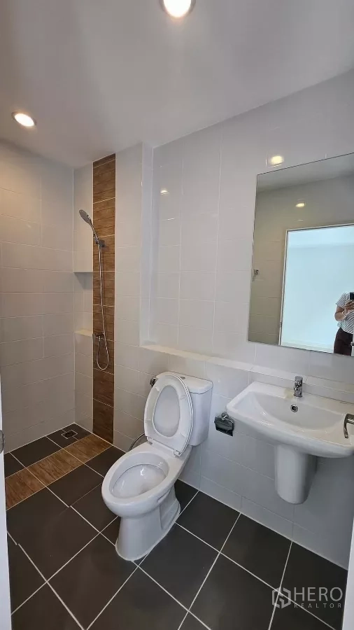 ทาวน์เฮาส์ ให้เช่าในBang Phli, Samut Prakan - ห้องน้ำอีกห้อง แยกโซนอาบน้ำ สุขภัณฑ์สีขาว และพื้นกระเบื้อง