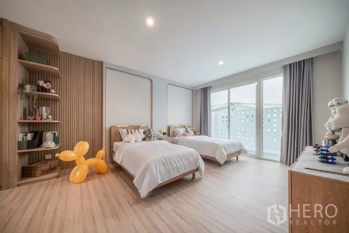 บ้าน ให้เช่าในSaphan Sung, Bangkok - ห้องนอนเตียงคู่ ผนังไม้ซี่ ชั้นโค้ง และของตกแต่งสนุกสนาน