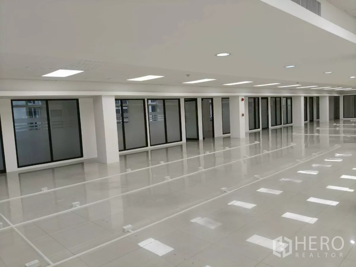 สำนักงาน ให้เช่าในChatuchak, Bangkok - พื้นที่ทำงานยาวต่อเนื่อง ไฟเพดาน LED และผนังกระจกกั้น