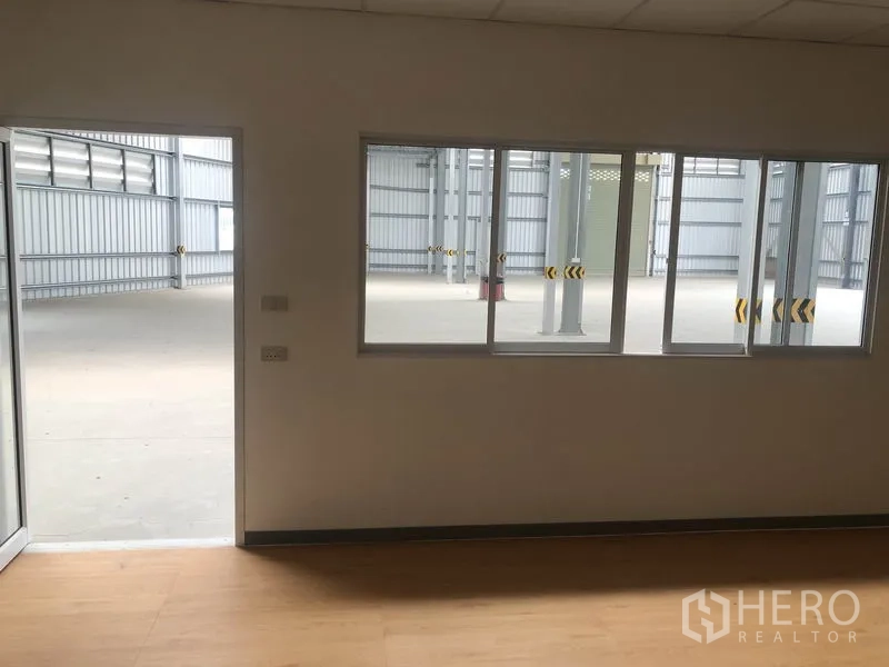 คลังสินค้า ให้เช่าในBang Yai, Nonthaburi - มุมมองจากในออฟฟิศผ่านหน้าต่างบานเลื่อนออกสู่พื้นที่โกดังโล่ง