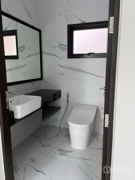 บ้าน ขายในBang Kruai, Nonthaburi - ห้องน้ำเล็กปูกระเบื้องลายหินอ่อนสีขาว มีหน้าต่าง