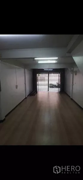 อาคารพาณิชย์ ให้เช่าหรือขายในPhra Khanong, Bangkok - ภายในร้านทรงลึกหันหน้าไปทางประตูเหล็กยืด พร้อมไฟฟลูออเรสเซนต์สว่าง