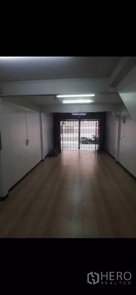 อาคารพาณิชย์ ให้เช่าหรือขายในPhra Khanong, Bangkok - ภายในร้านทรงลึกหันหน้าไปทางประตูเหล็กยืด พร้อมไฟฟลูออเรสเซนต์สว่าง