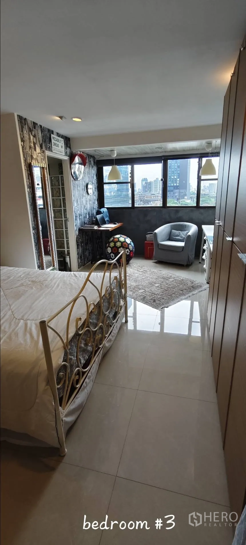 คอนโด for rent in Watthana, Bangkok - ห้องนอนที่สามมีมุมทำงาน เก้าอี้เอนกประสงค์ และหน้าต่างบานใหญ่