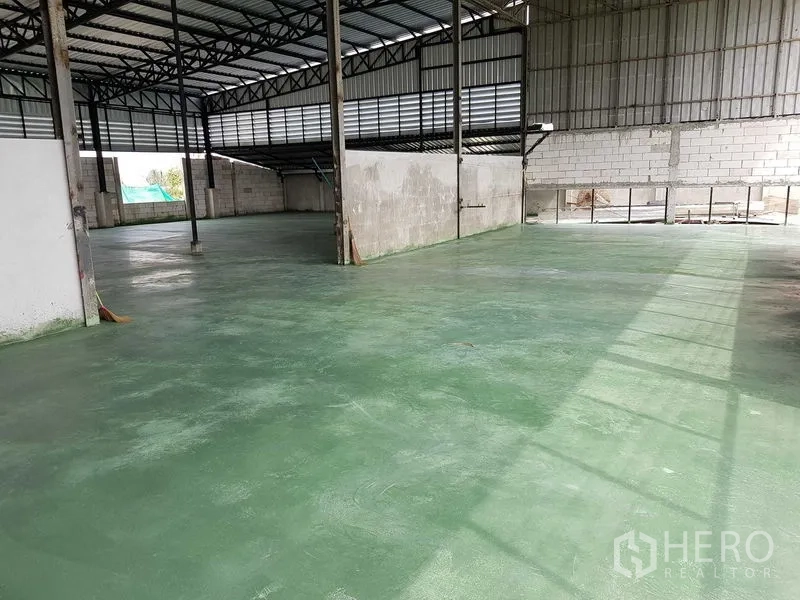 货栈 出售在Lam Luk Ka, Pathum Thani - 开放式仓库内部，绿色环氧地坪与砌块墙，通风良好。