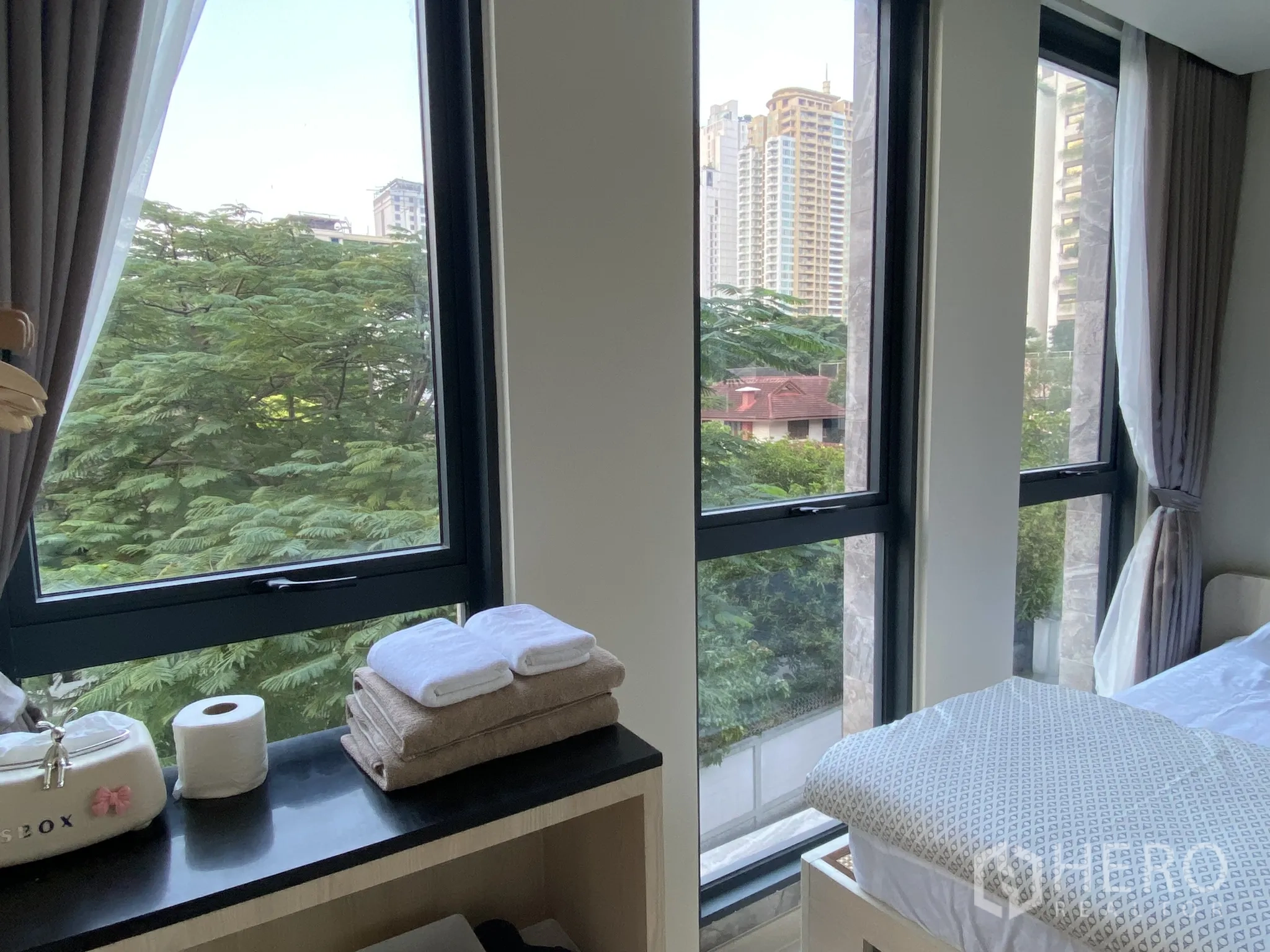 อาคารพาณิชย์ ให้เช่าในWatthana, Bangkok - ห้องมุมหน้าต่างใหญ่ มองเห็นต้นไม้และวิวเมือง