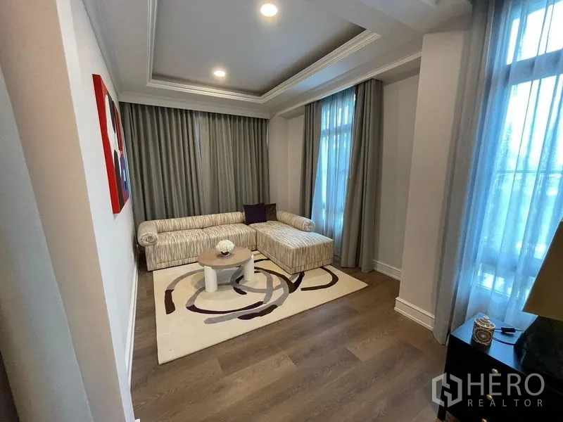 บ้าน ให้เช่าหรือขายในSaphan Sung, Bangkok - มุมนั่งเล่นส่วนตัว โซฟารูปตัวแอล ผ้าม่านสองชั้น และไฟฝังฝ้า