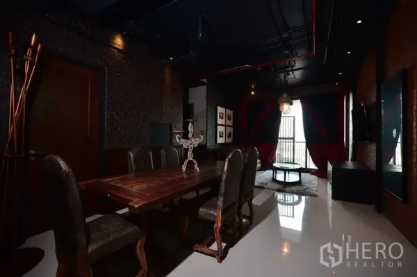 คอนโด ให้เช่าหรือขายในKhlong Toei, Bangkok - พื้นที่รับประทานอาหารกว้าง โต๊ะไม้ยาว เก้าอี้บุหนัง และเพดานเปิดโชว์งานระบบสีดำ