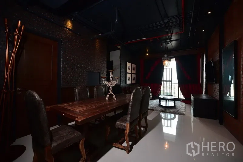 คอนโด ให้เช่าหรือขายในKhlong Toei, Bangkok - พื้นที่รับประทานอาหารกว้าง โต๊ะไม้ยาว เก้าอี้บุหนัง และเพดานเปิดโชว์งานระบบสีดำ
