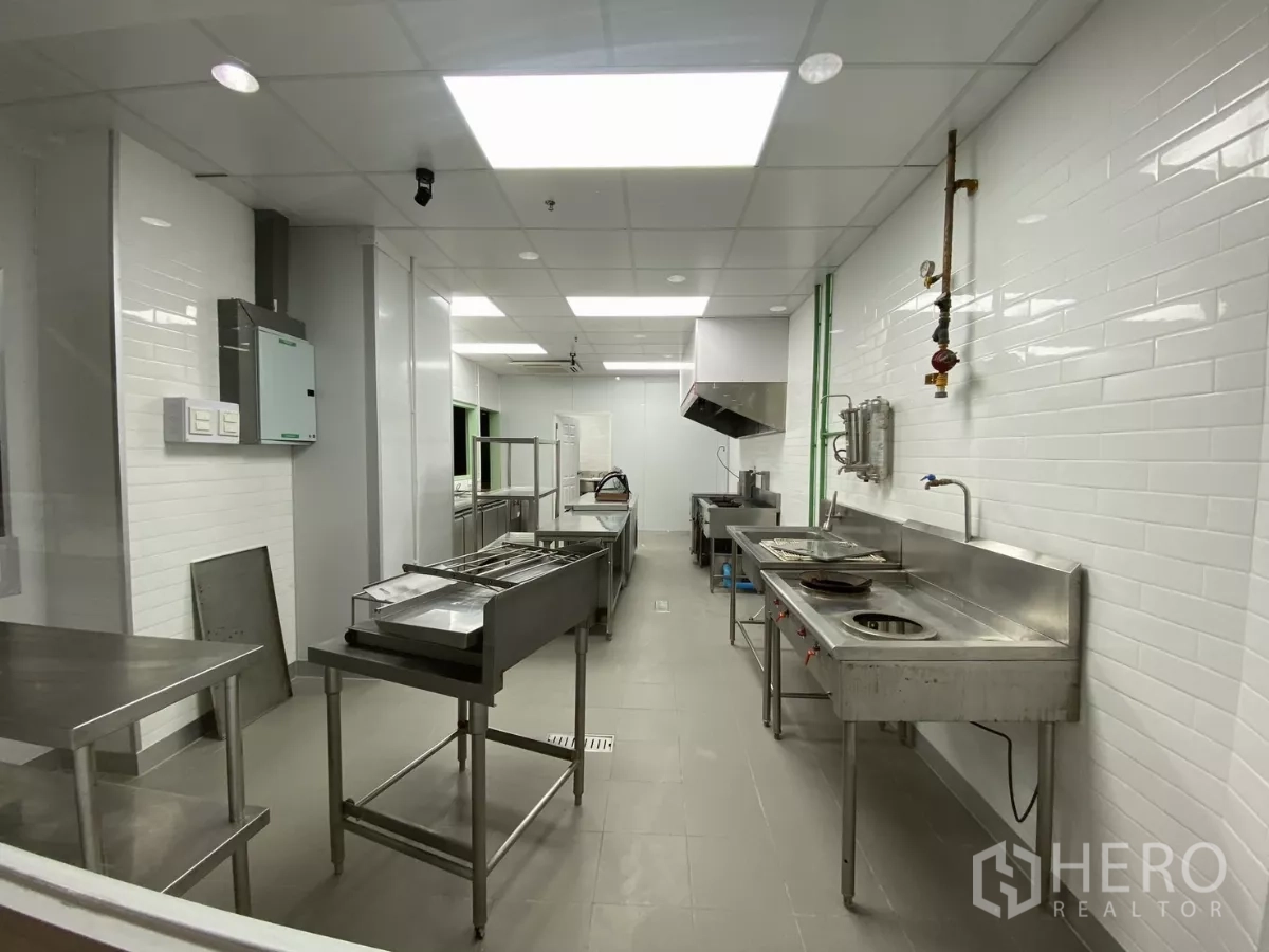 零售空间 出租 - 商用厨房不锈钢备餐台、洗槽与抽油烟机