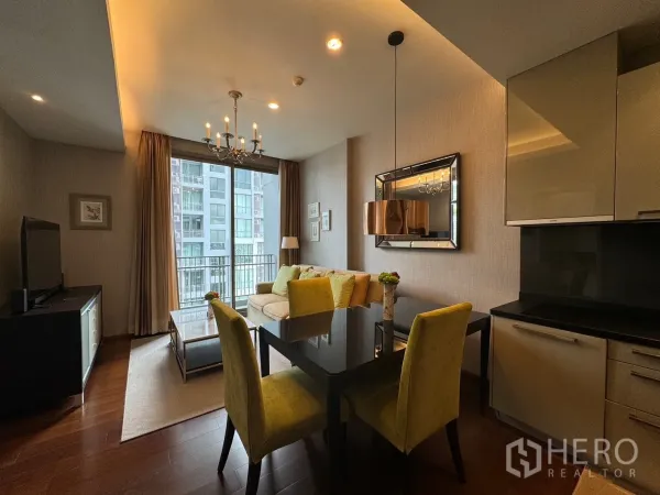 คอนโด ให้เช่าในWatthana, Bangkok - พื้นที่นั่งเล่นแบบเปิด มีกระจกสูงจรดเพดาน ประตูระเบียง โต๊ะทานอาหารและแชนเดอเลียร์ มองเห็นวิวเมือง