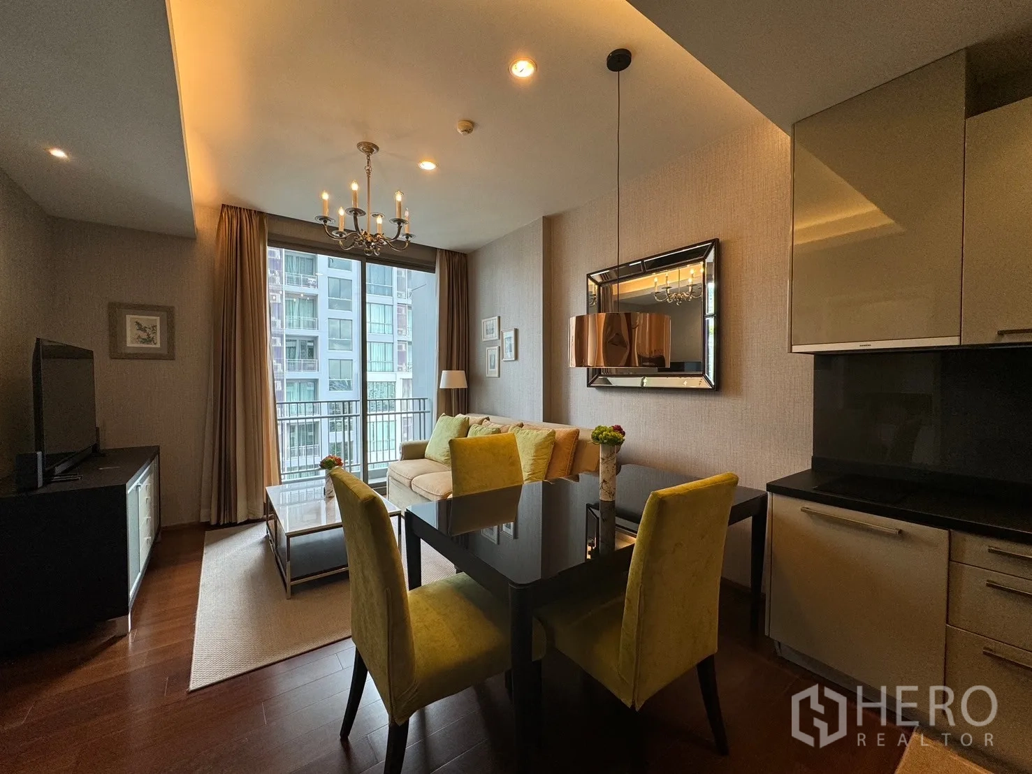 คอนโด ให้เช่าในWatthana, Bangkok - พื้นที่นั่งเล่นแบบเปิด มีกระจกสูงจรดเพดาน ประตูระเบียง โต๊ะทานอาหารและแชนเดอเลียร์ มองเห็นวิวเมือง