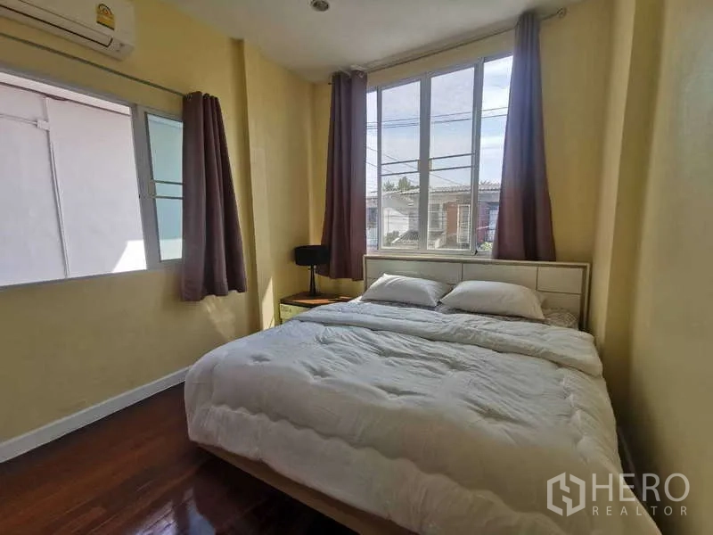 ทาวน์เฮาส์ ให้เช่าในChatuchak, Bangkok - ห้องนอนอบอุ่นพร้อมหน้าต่างบานใหญ่ ผ้าม่านทึบ และเตียงคิงไซซ์.