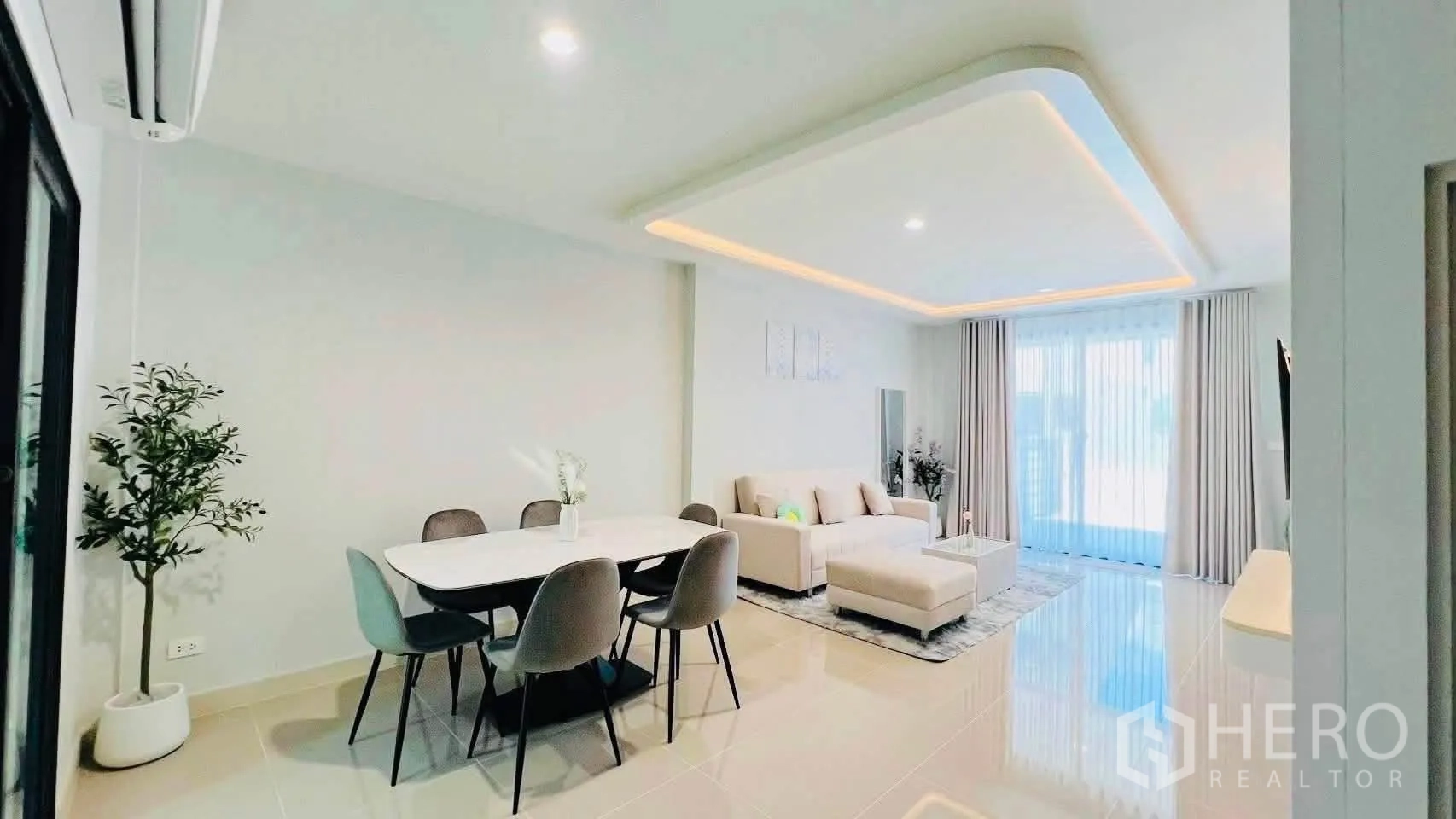 ทาวน์เฮาส์ for rent in Bang Phli, Samut Prakan - โซนรับแขกและรับประทานอาหารแบบโอเพ่นแปลน พร้อมโซฟาและโต๊ะอาหาร แสงไฟอบอุ่น