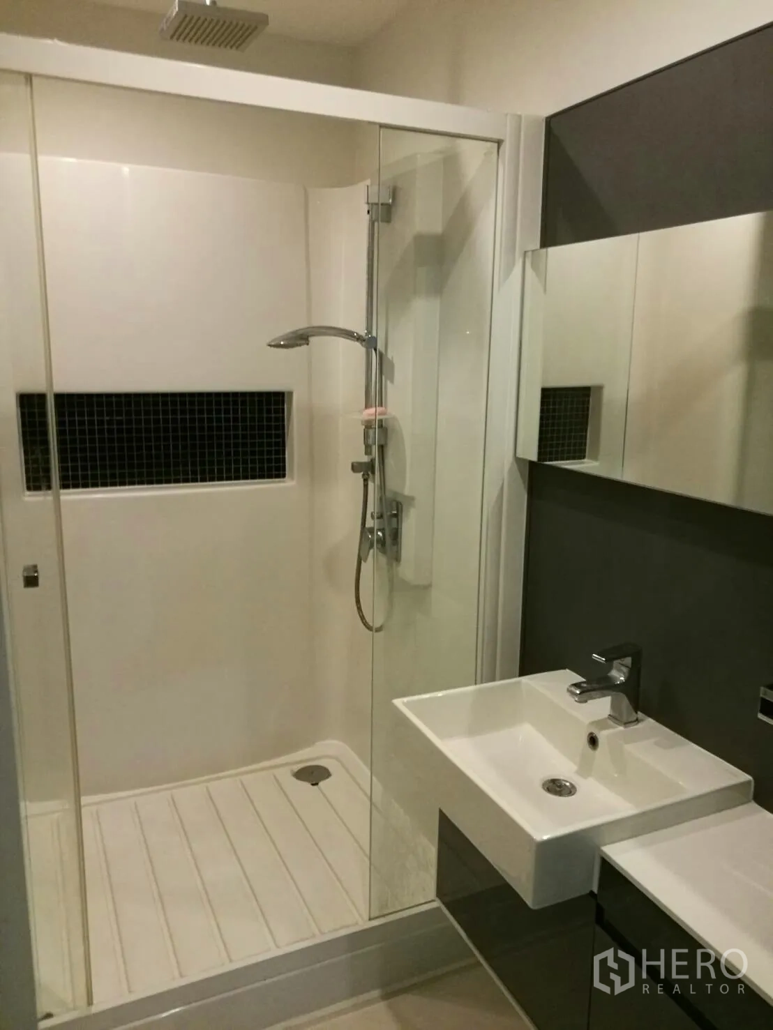 Condominium for rent in Phra Khanong, Bangkok - Contemporary bathroom featuring a glass-enclosed rain shower and a square basin vanity.
