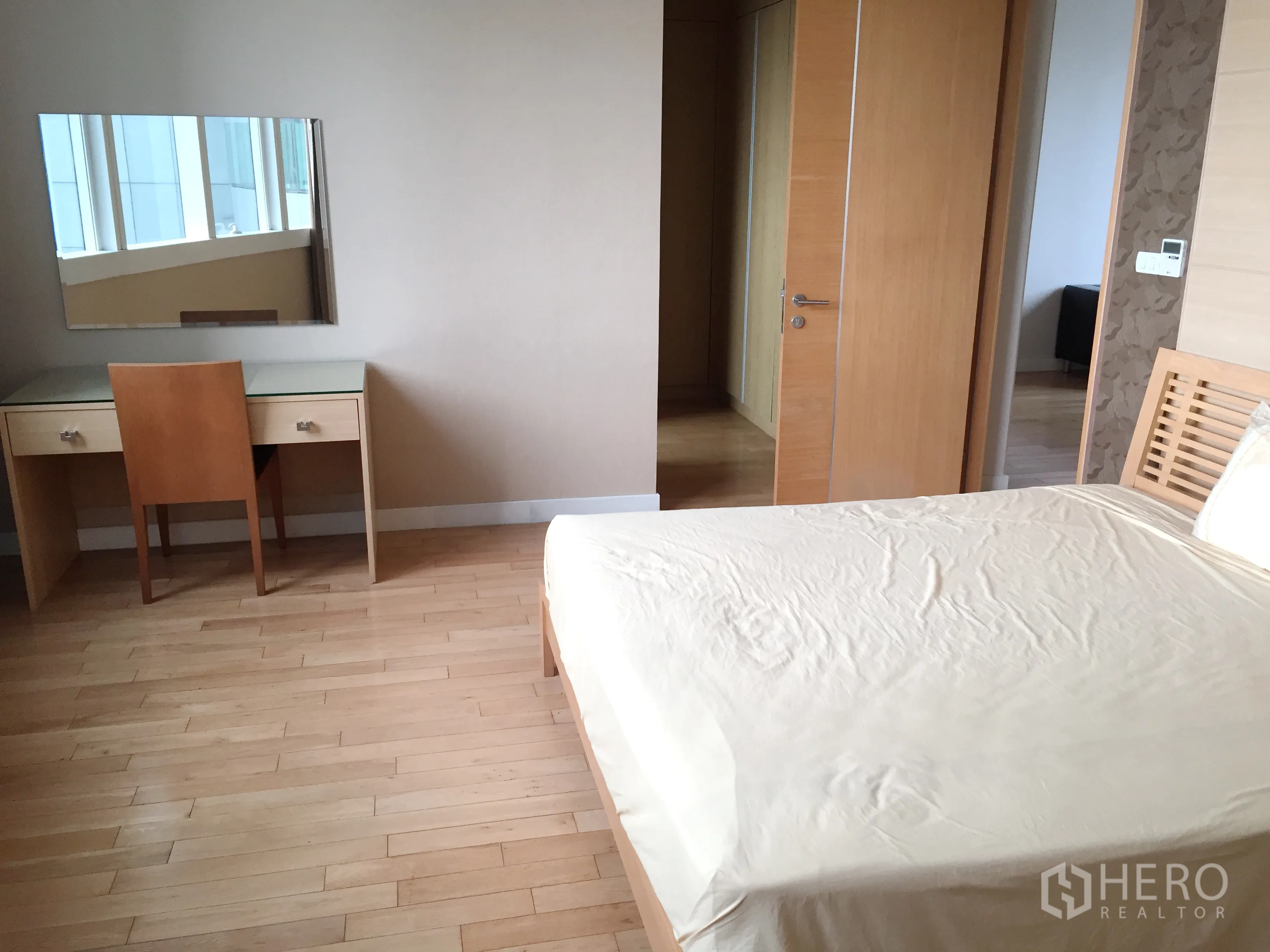 คอนโด ให้เช่าในKhlong Toei, Bangkok - ห้องนอนใหญ่ เตียงไม้ โต๊ะเครื่องแป้ง และตู้เสื้อผ้าบิลท์อิน