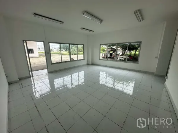 货栈 出租在Phra Nakhon Si Ayutthaya - 宽敞办公室，大窗采光良好，可眺望院内场地。