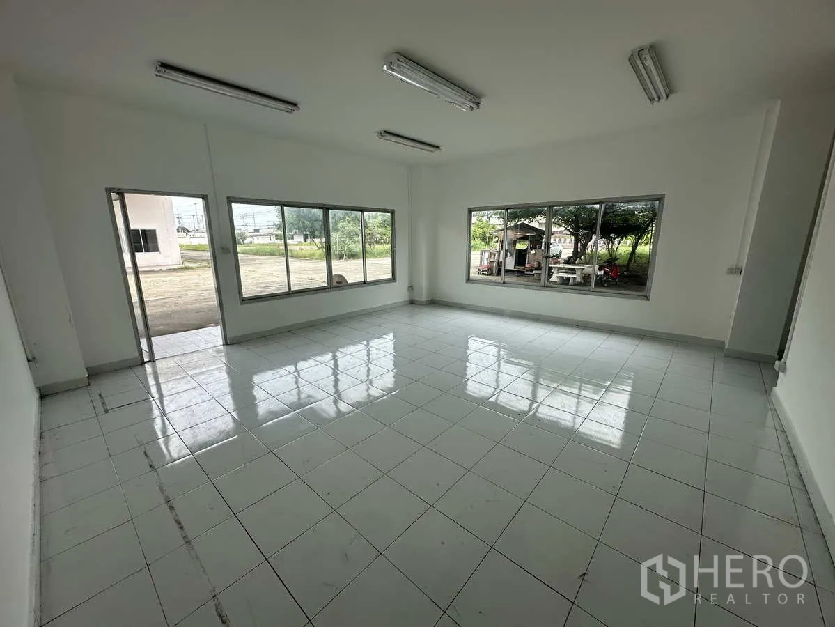 货栈 出租在Phra Nakhon Si Ayutthaya - 宽敞办公室，大窗采光良好，可眺望院内场地。