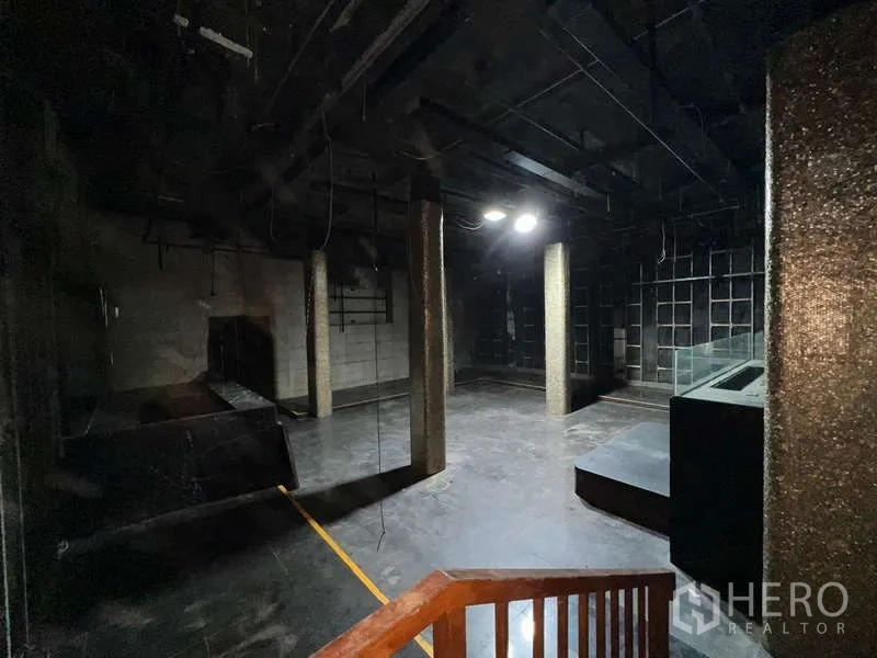 อาคารพาณิชย์ ให้เช่า - มุมจากบันได เห็นเสากลมและฉากกั้นกระจก