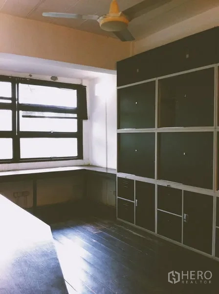 สำนักงานที่บ้าน ให้เช่าในChatuchak, Bangkok - ตู้เก็บของบิวท์อินและเคาน์เตอร์มุมใต้หน้าต่าง