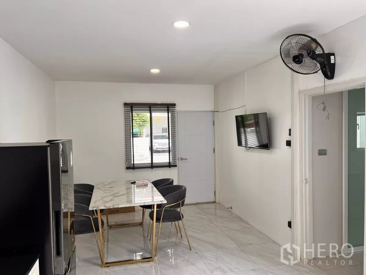 บ้าน ให้เช่าในLat Krabang, Bangkok - พื้นที่ทานข้าว โต๊ะท็อปหินอ่อน เก้าอี้ 4 ตัว และทีวีติดผนัง