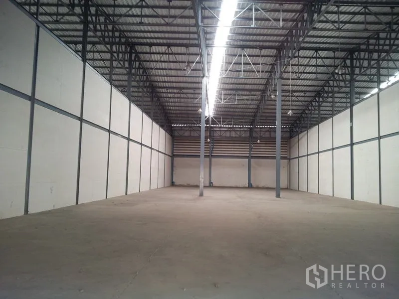 คลังสินค้า ให้เช่าในMueang Samut Sakhon, Samut Sakhon - ฮอลล์เก็บสินค้าสะอาด เพดานสูง ไฟแบบเส้นกลาง โครงเหล็ก เหมาะติดตั้งชั้นวาง